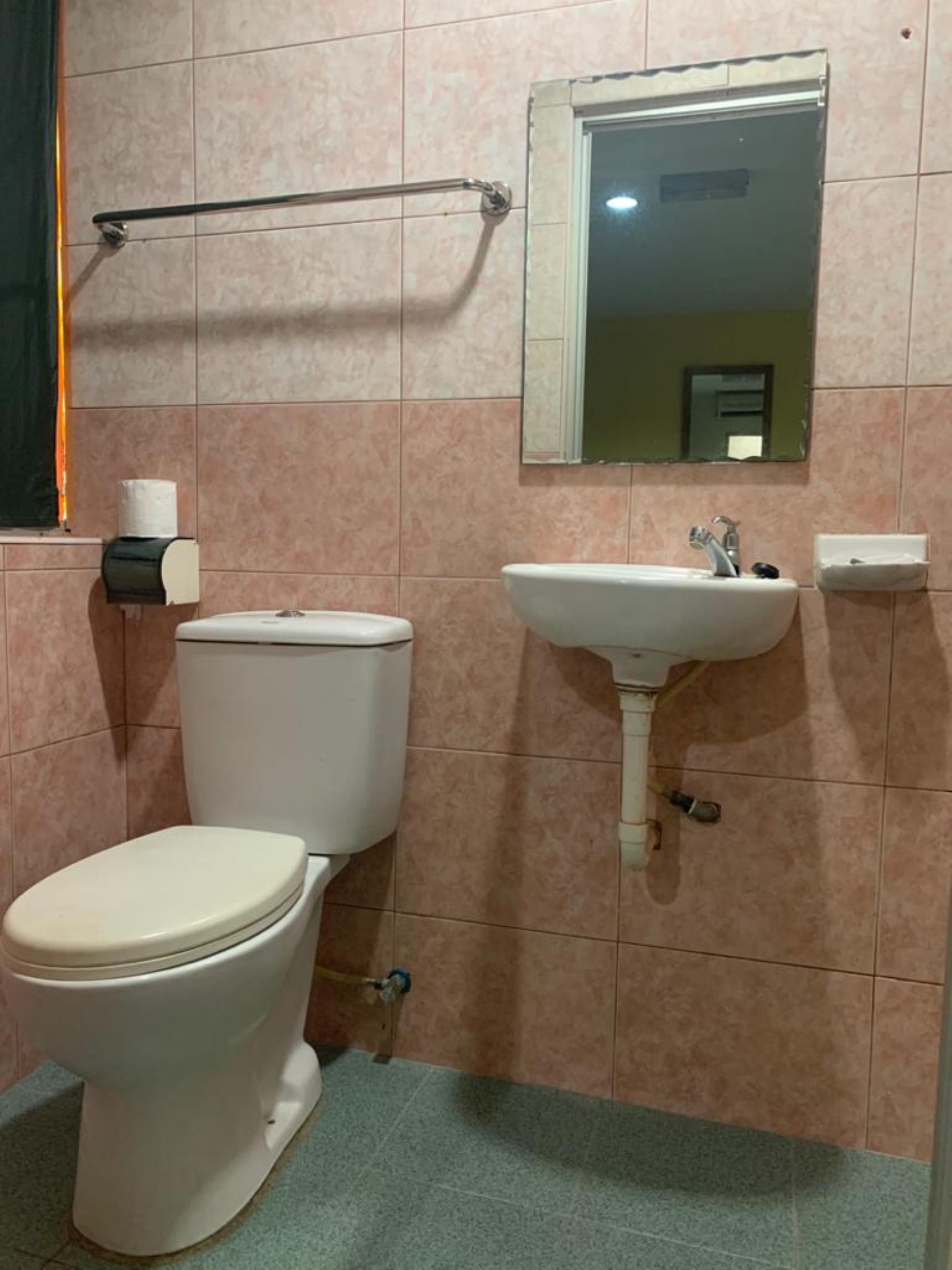 Oyo 89877 Sun Triang Hotel Kampong Kerayong Kültér fotó