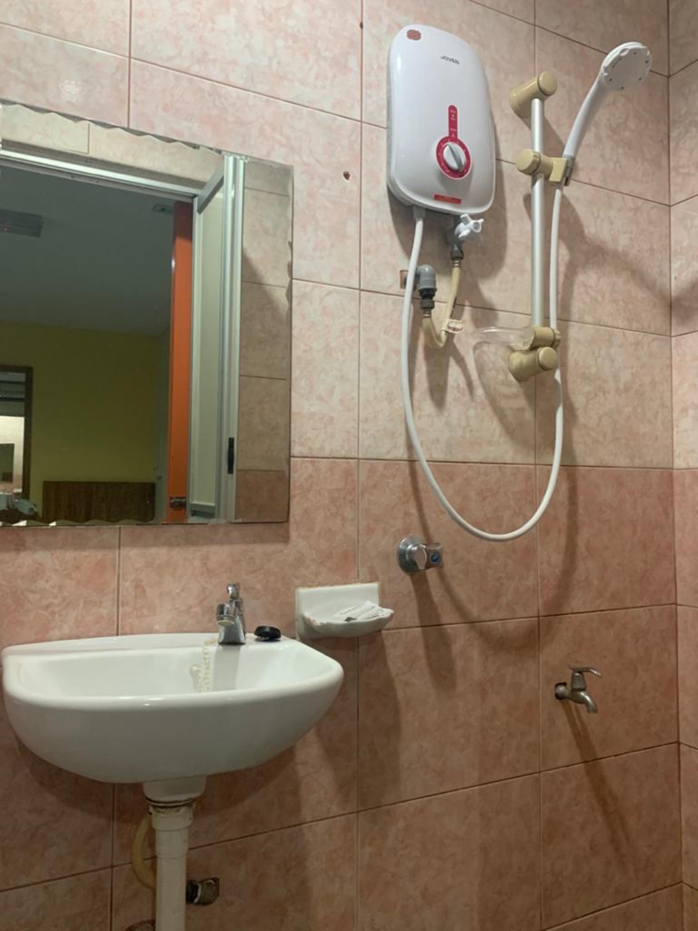 Oyo 89877 Sun Triang Hotel Kampong Kerayong Kültér fotó