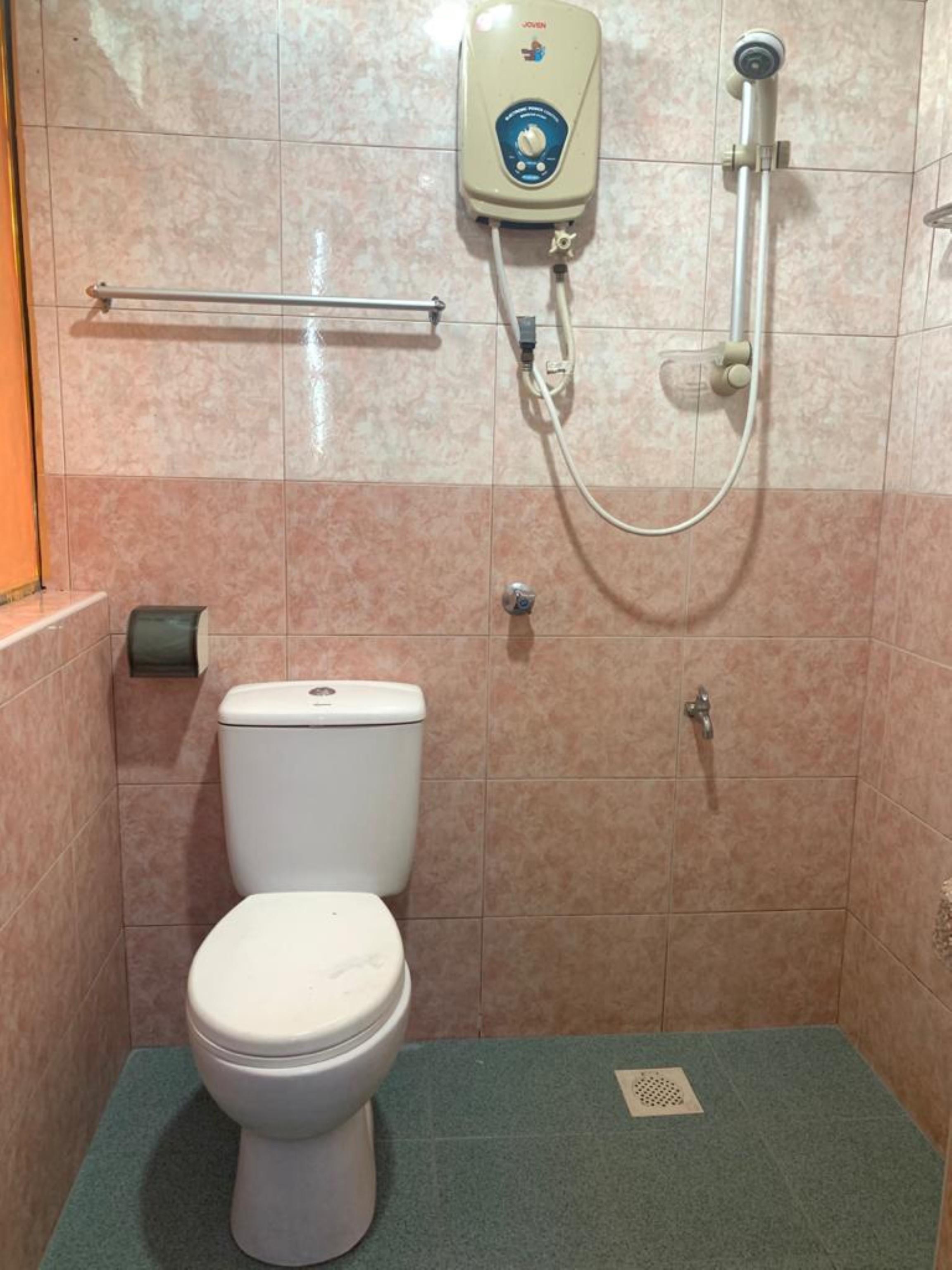 Oyo 89877 Sun Triang Hotel Kampong Kerayong Kültér fotó