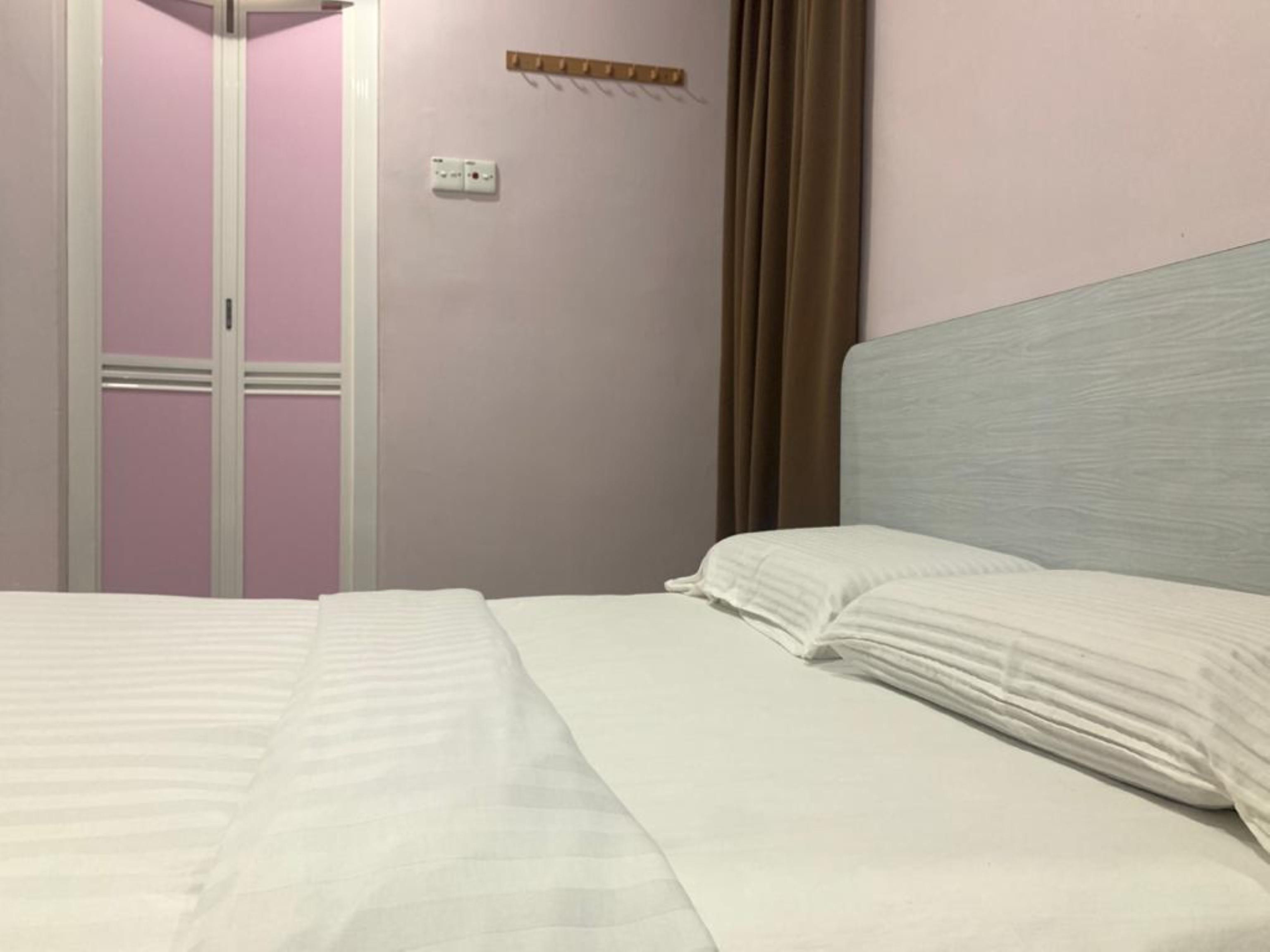 Oyo 89877 Sun Triang Hotel Kampong Kerayong Kültér fotó