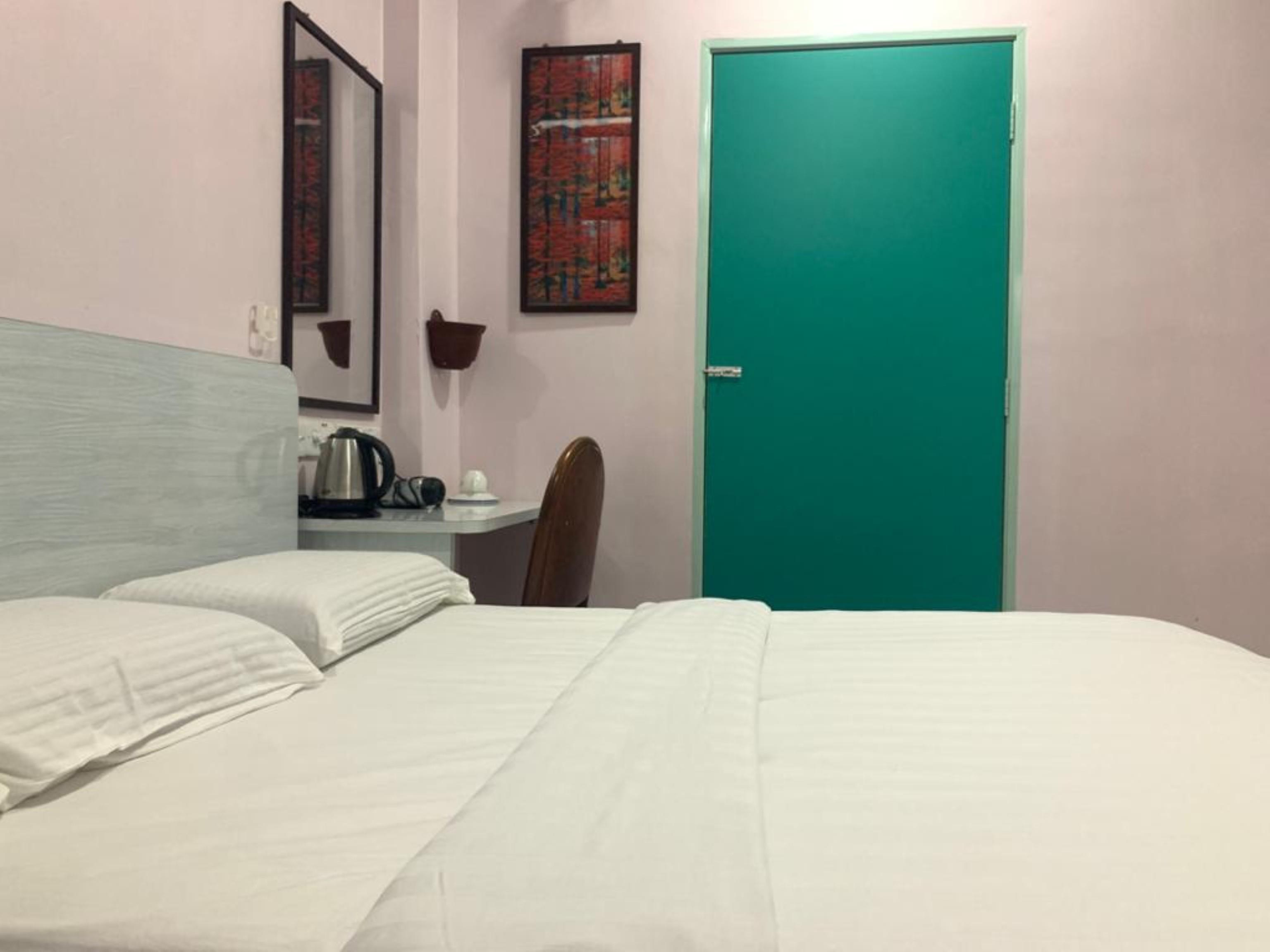 Oyo 89877 Sun Triang Hotel Kampong Kerayong Kültér fotó