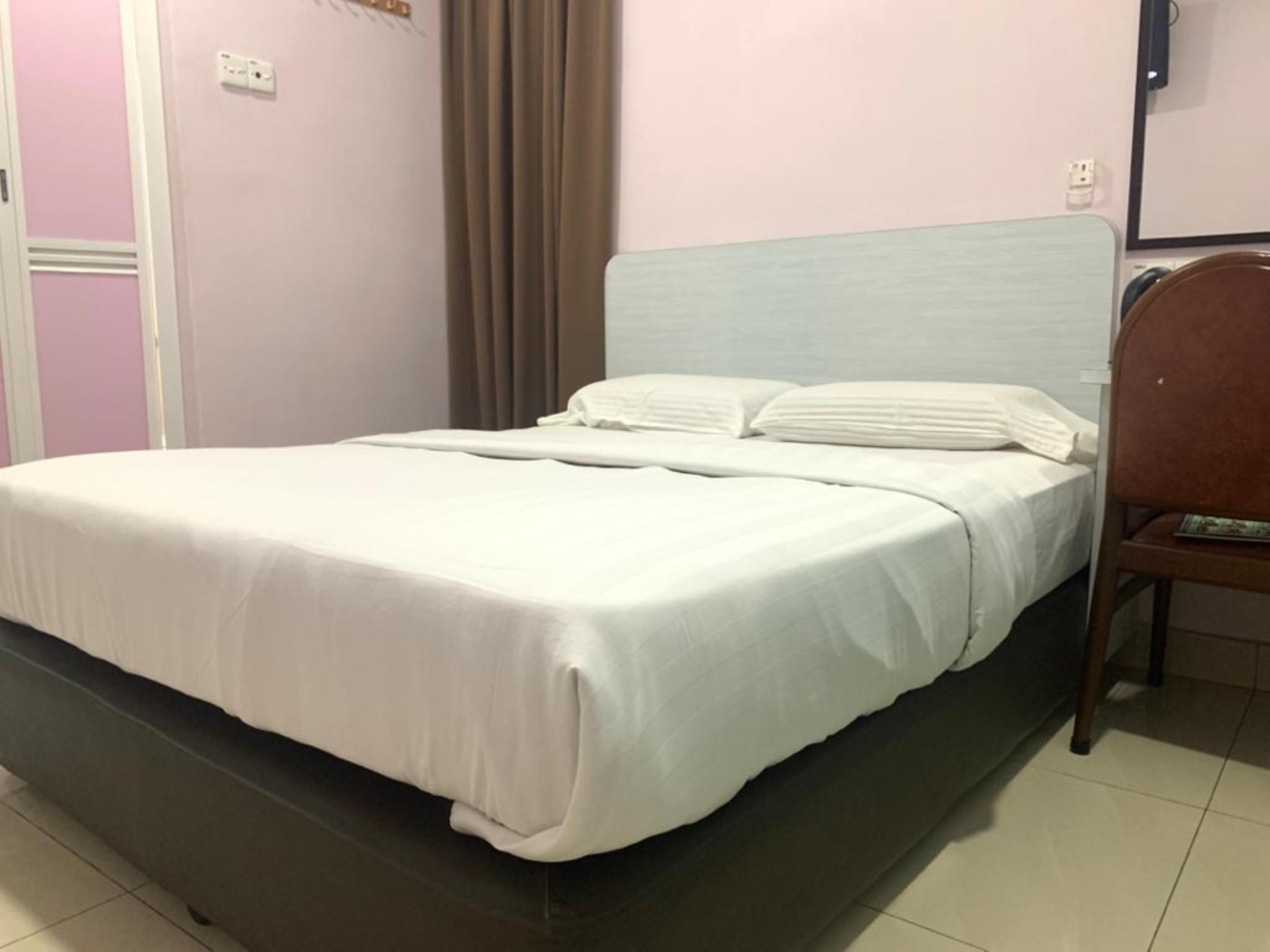 Oyo 89877 Sun Triang Hotel Kampong Kerayong Kültér fotó