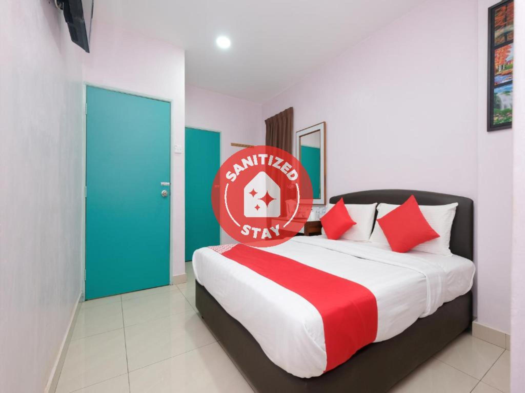 Oyo 89877 Sun Triang Hotel Kampong Kerayong Kültér fotó