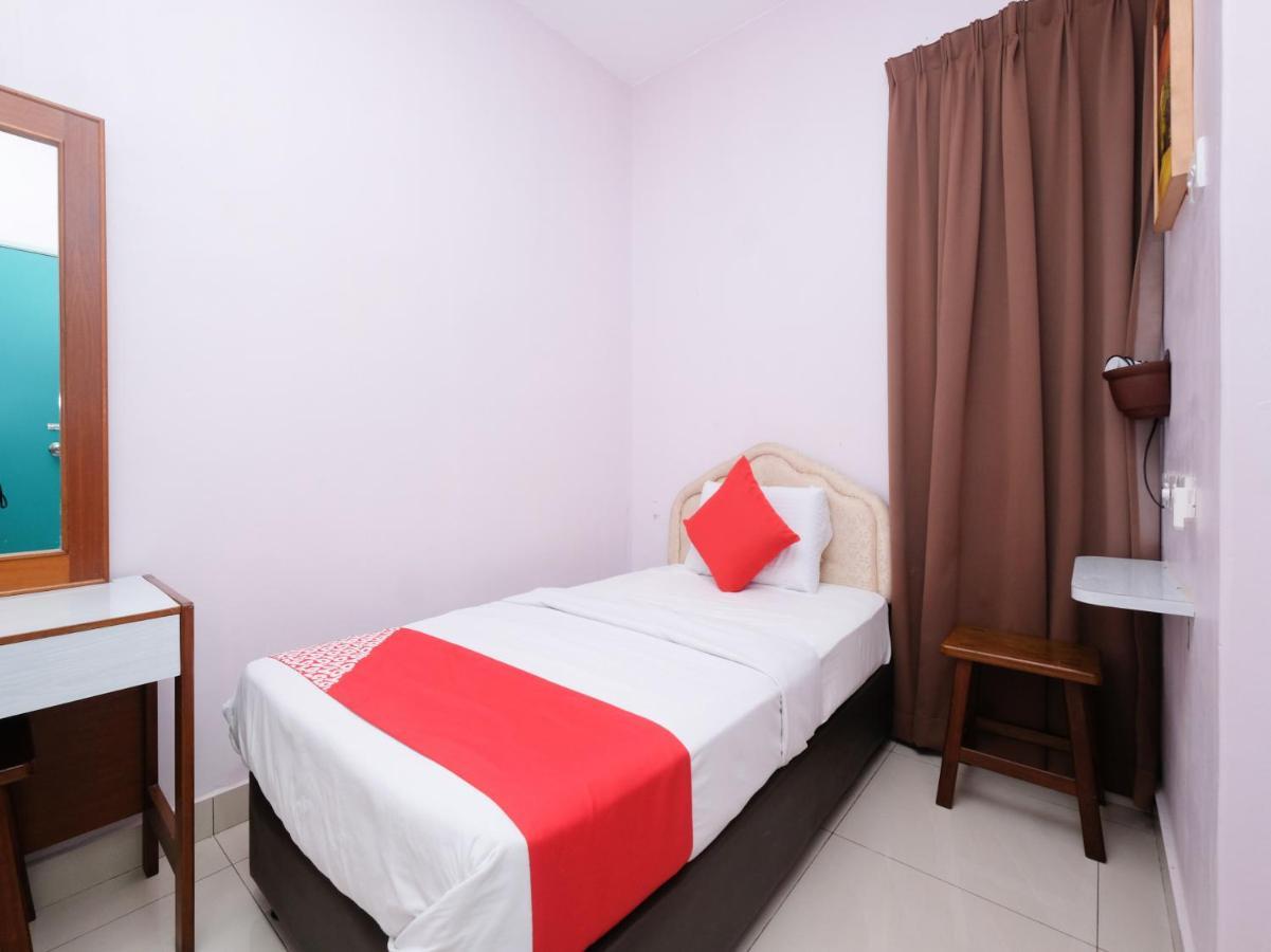 Oyo 89877 Sun Triang Hotel Kampong Kerayong Kültér fotó