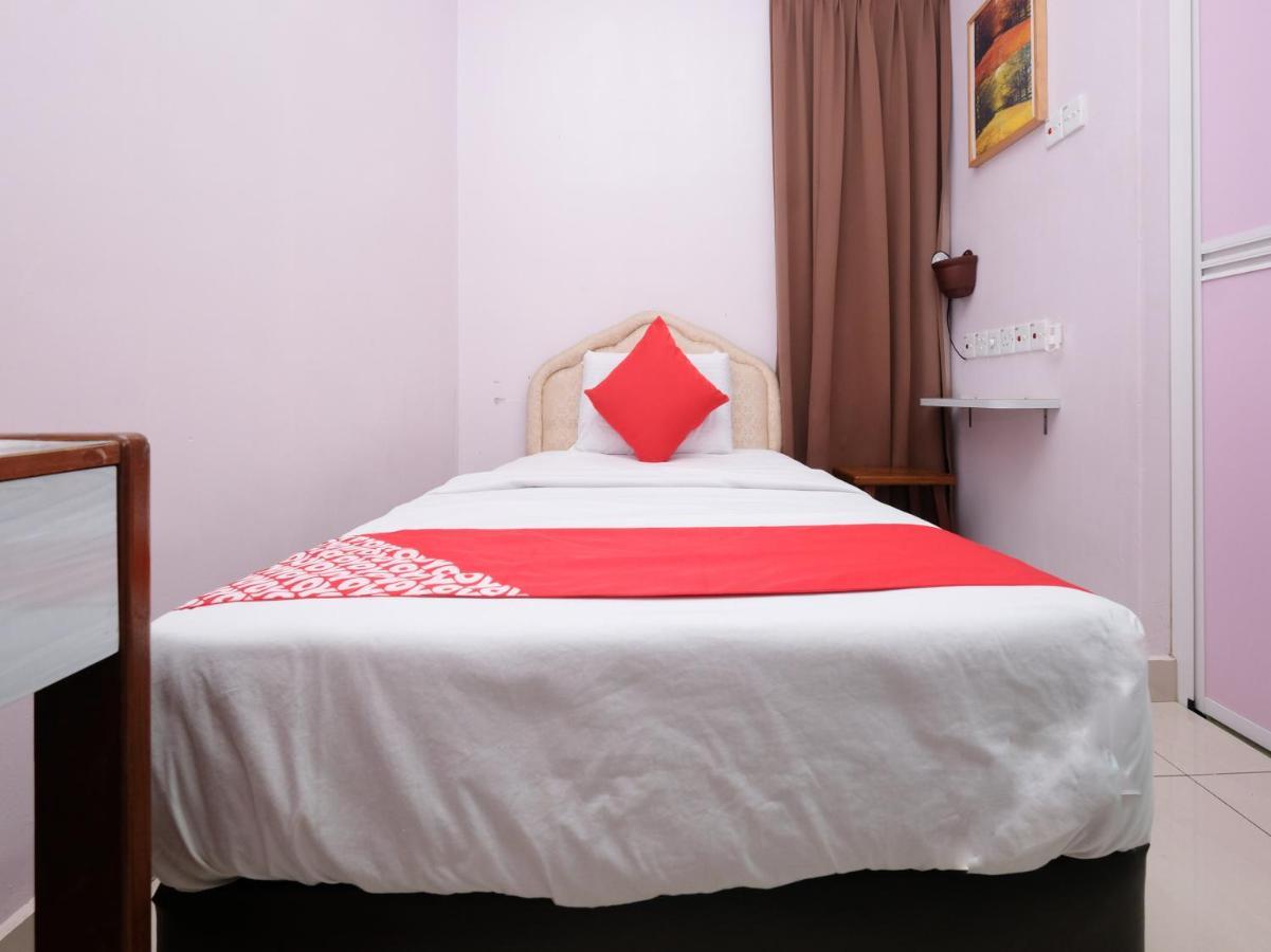 Oyo 89877 Sun Triang Hotel Kampong Kerayong Kültér fotó
