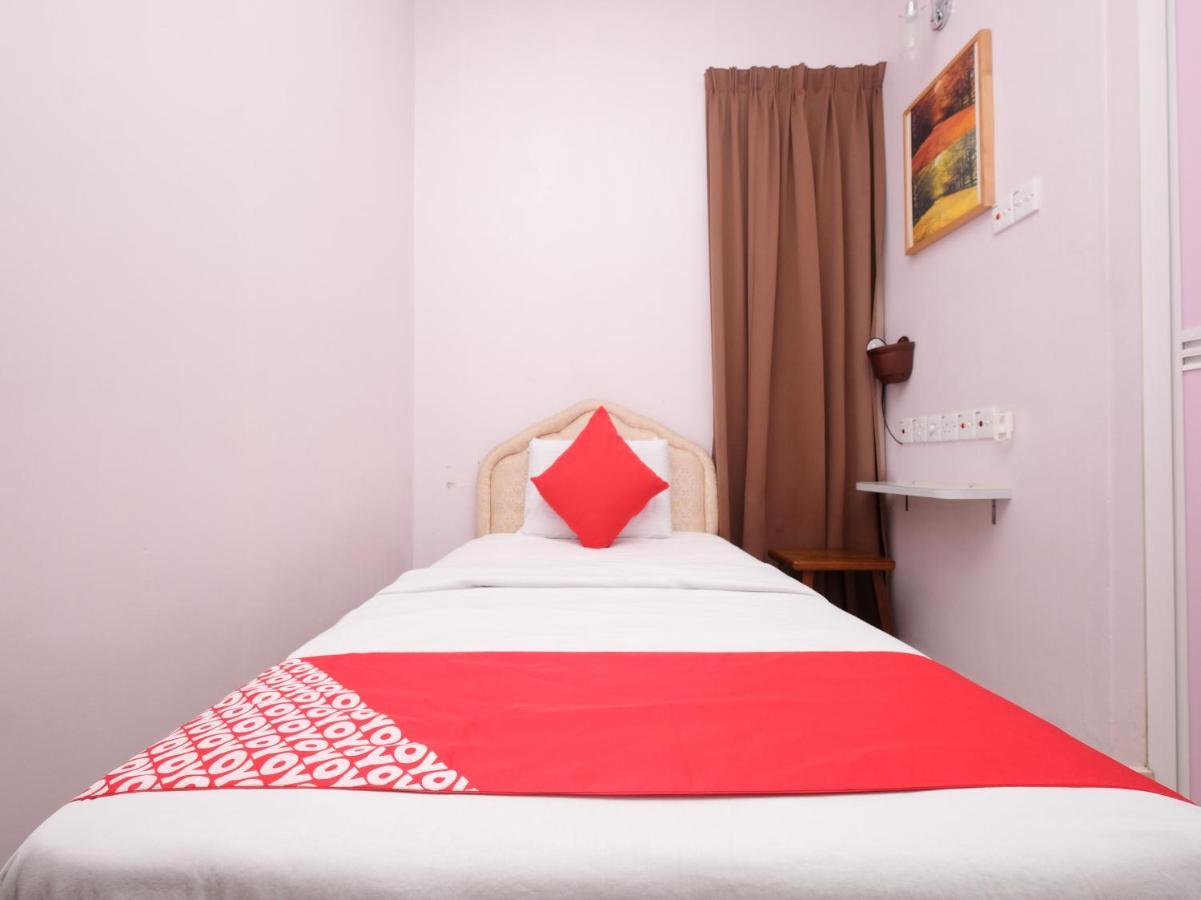 Oyo 89877 Sun Triang Hotel Kampong Kerayong Kültér fotó