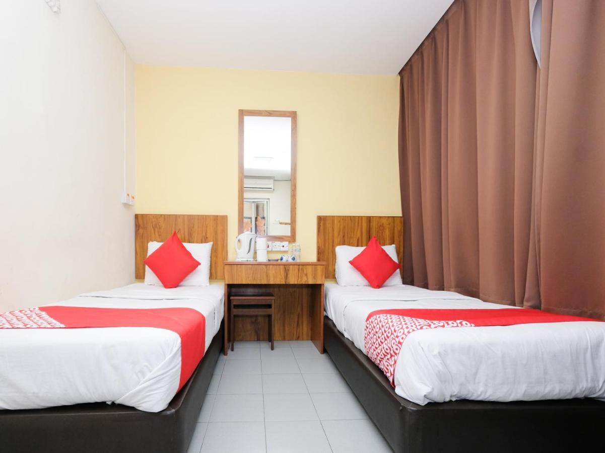 Oyo 89877 Sun Triang Hotel Kampong Kerayong Kültér fotó